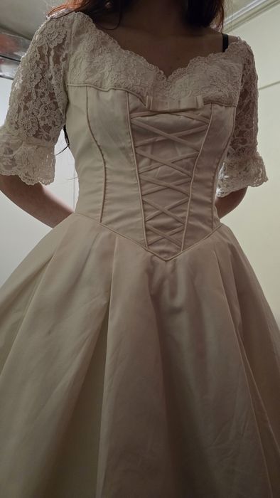 Vendo  Vestido  de noiva da Pronovias com um lindo Véu incluído.