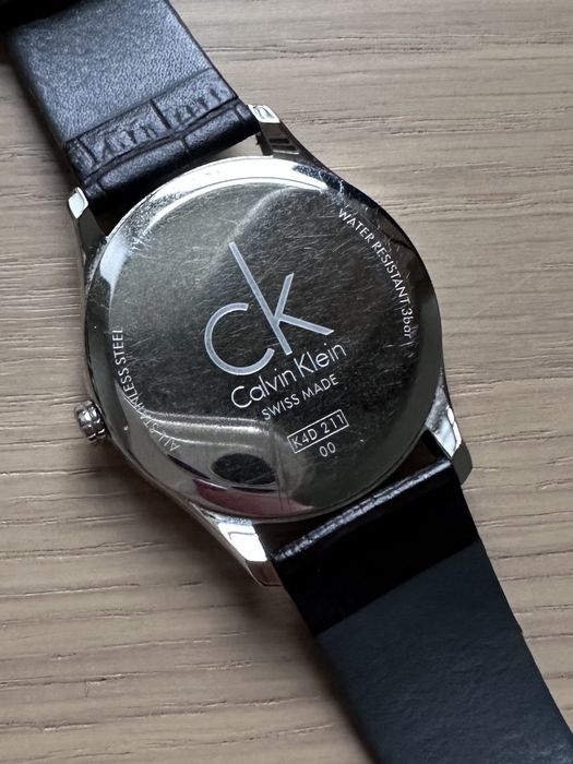 Elegancki zegarek Calvin Klein Classic K4D211 – srebrne wykończenie