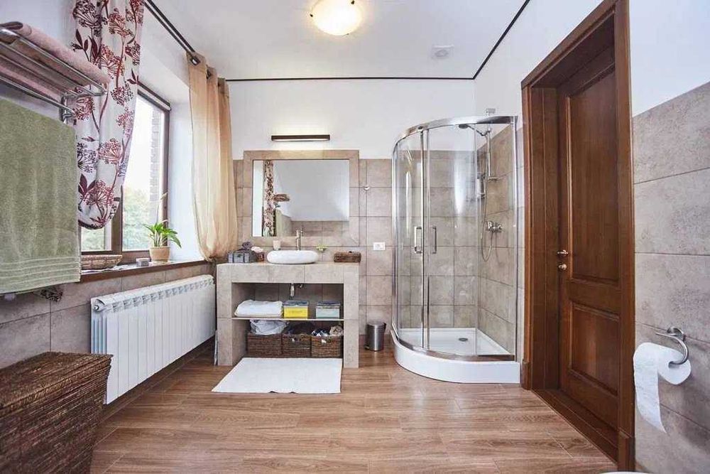 Продам добротный дом в Совиньоне! Красивый участок. Бассейн.