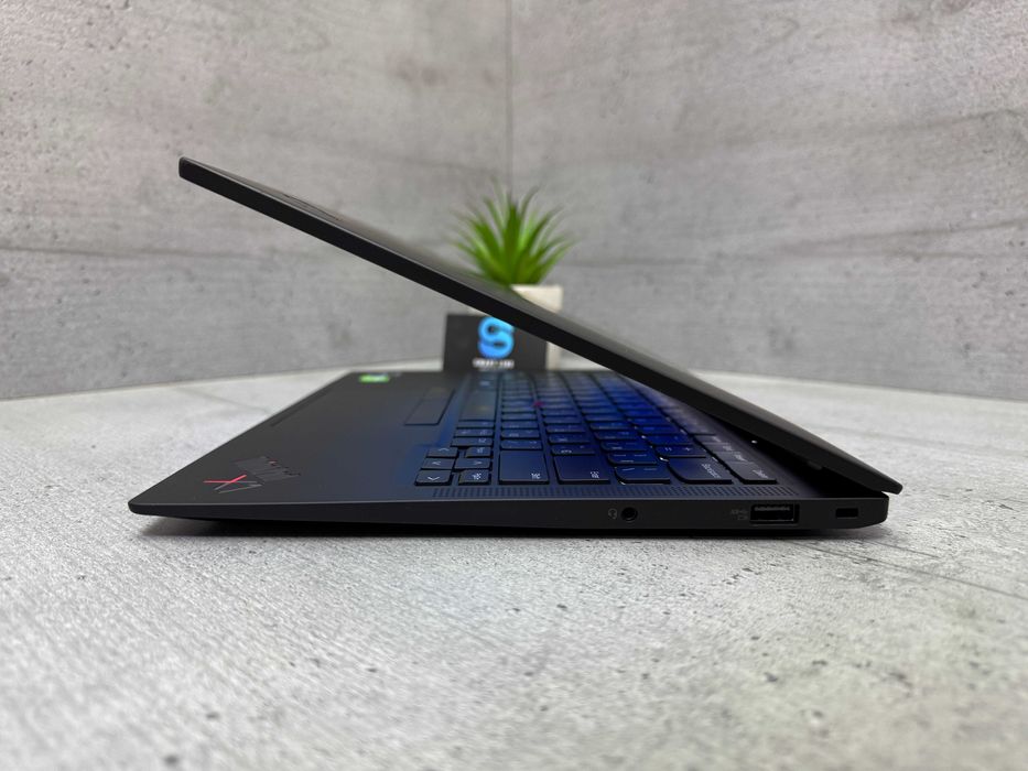 Сенсорний ноутбук Lenovo X1 Carbon Gen 10/i7-1265u/14"/512 ssd/16 ddr5