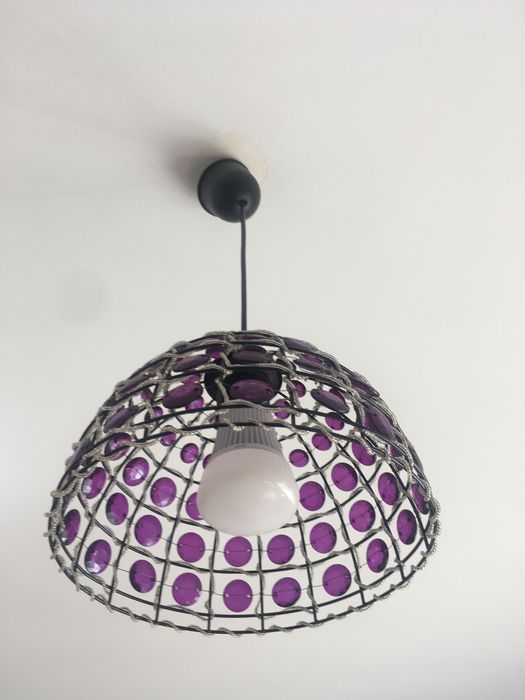 Candeeiro de teto com pedras roxas