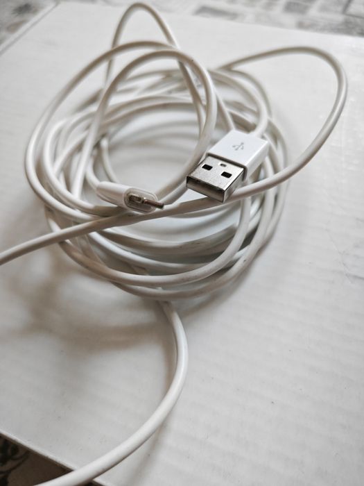 зарядки USB-A to Lightning метрові та одна триметрова