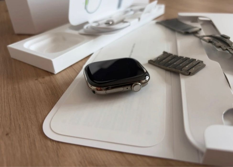 Apple Watch Series 11 GPS + Cellular, 46 mm, em Titânio Natural com Bracelete de Elos Natural.