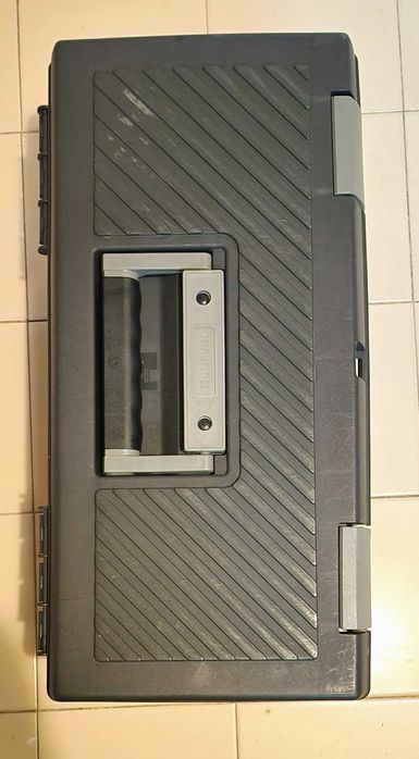 Caixa de ferramentas Curver com diversas ferramentas incluídas