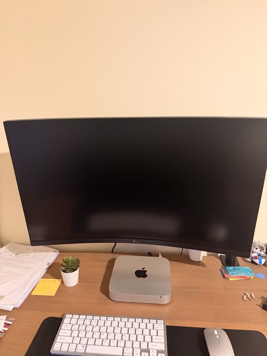 Mac mini + Monitor curvo + teclado e rato