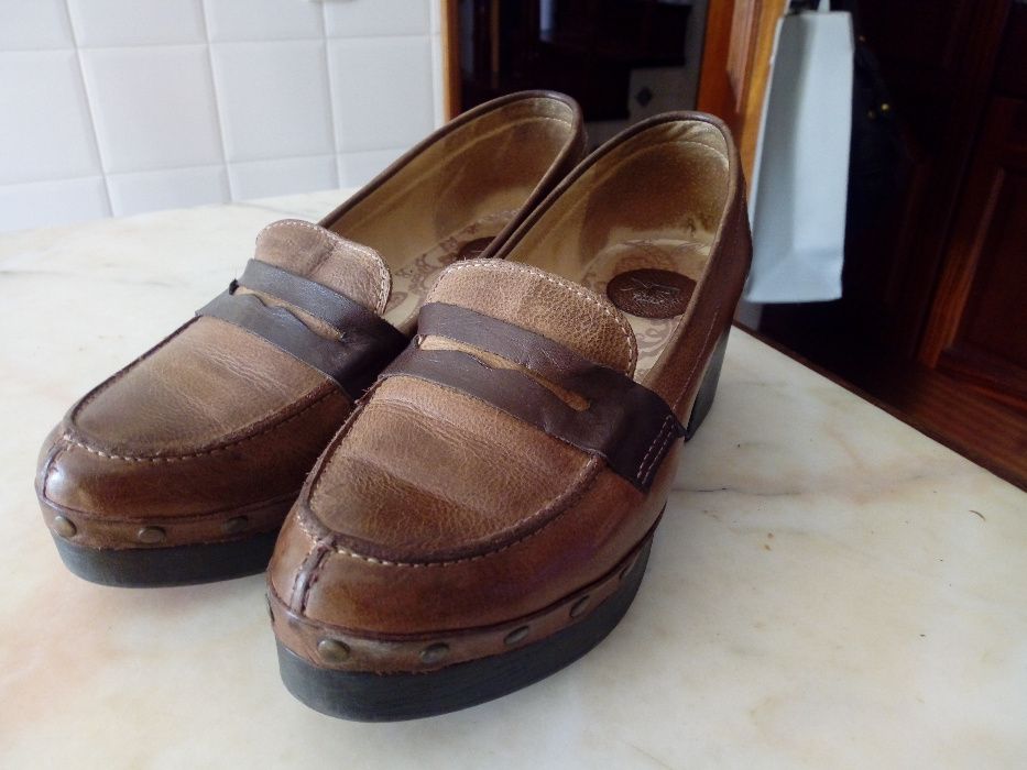 sapatos em pele marca Ruika em camel e castanho muito bonitos