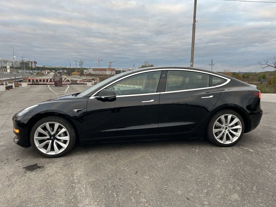 Tesla model 3 2019 рік