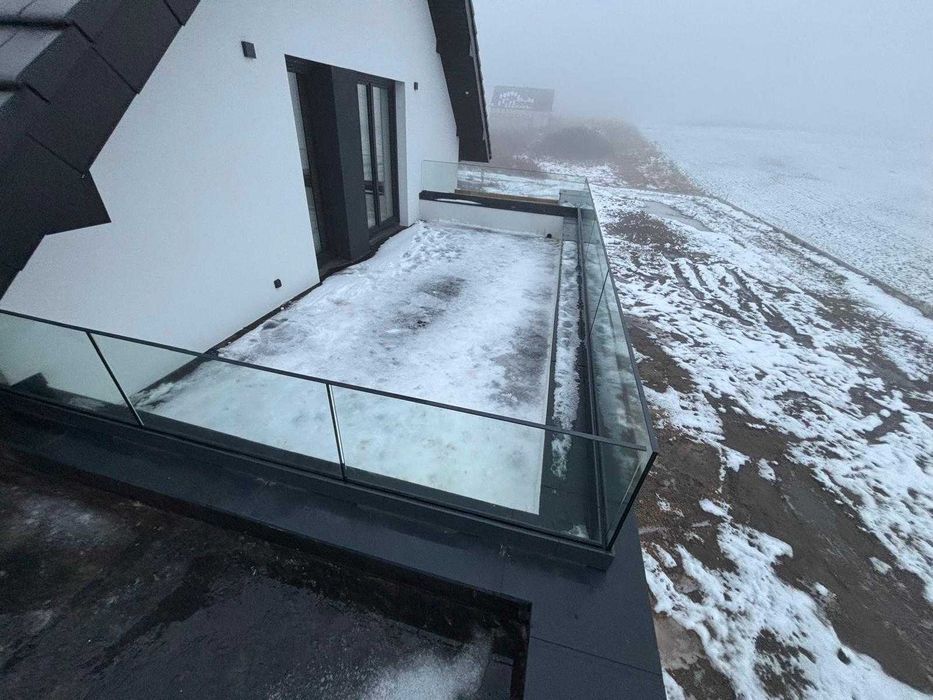 Szklana balustrada samonośna w systemie bezsłupkowym