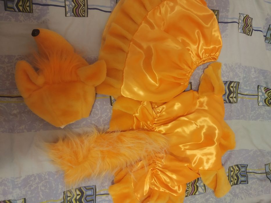 Здам на прокат костюм лисички і плаття сніжинки