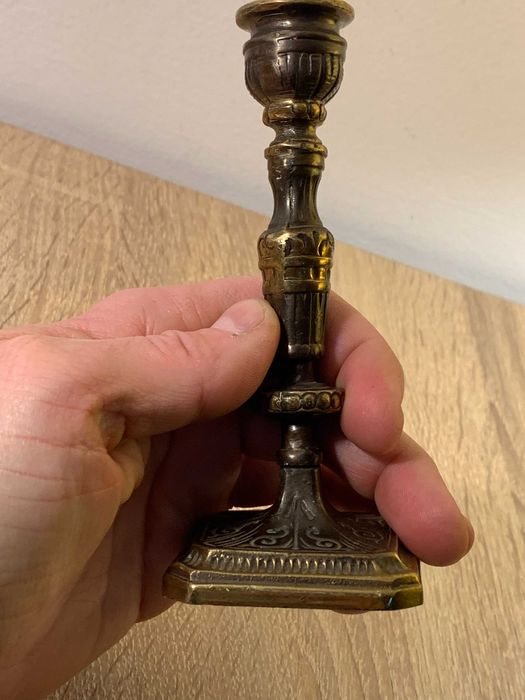 antyk świecznik z brązu zdobiony