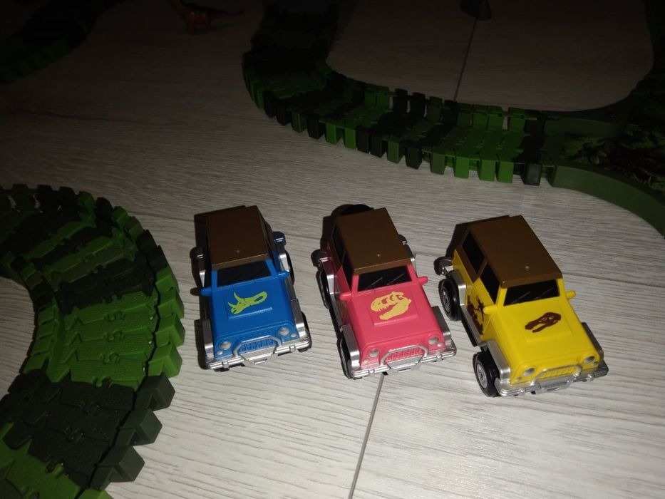 Tor samochodowy Dino mundi 3w1 tyranozaur, triceratops i pterozaur