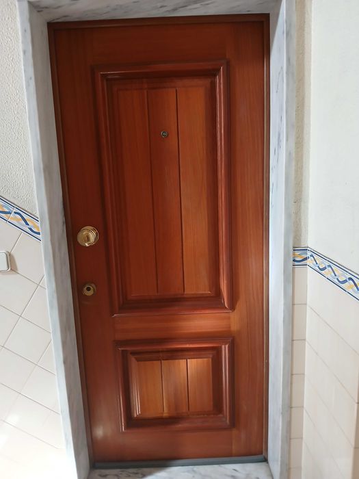 Porta de madeira de entrada