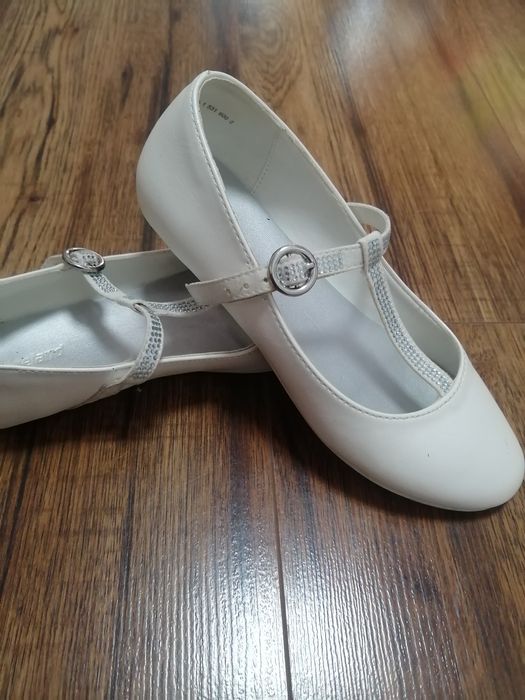 Pantofelki biale rozm. 32
