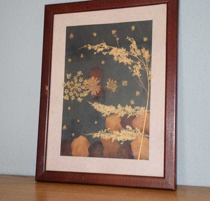 Quadro artesanal feito com folhas secas – assinado pela autora (1994)