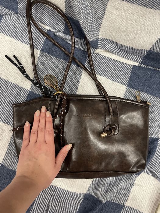 Сумка коричневого кольору