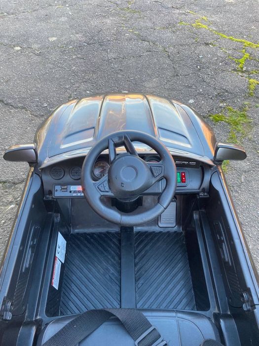 Дитячий електромобіль.