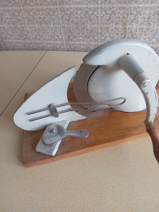 Продам антикварню хлеборезку