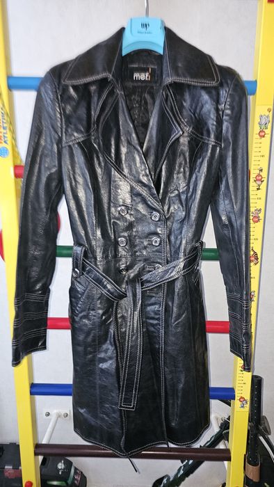 Гарний шкіряний плащ