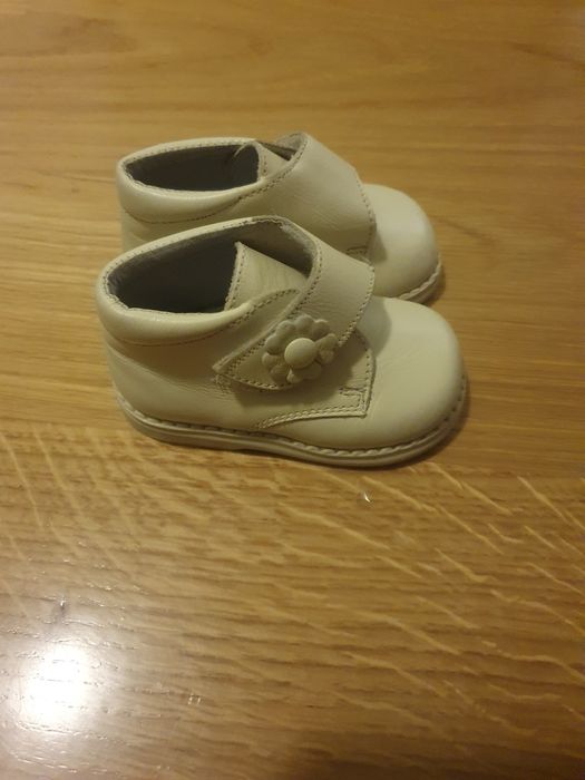 Buciki dla dziewczynki kremowe  18