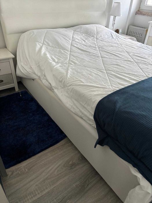 Cama de casal com sistema elevatório