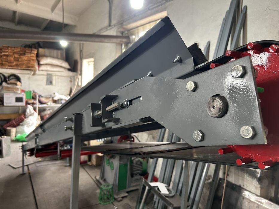 Транспортер стрічковий волокуша для переміщеняя торфу угля мішків