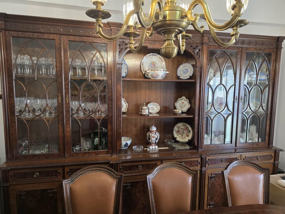 Movel de sala e Mesa com cadeiras em pele