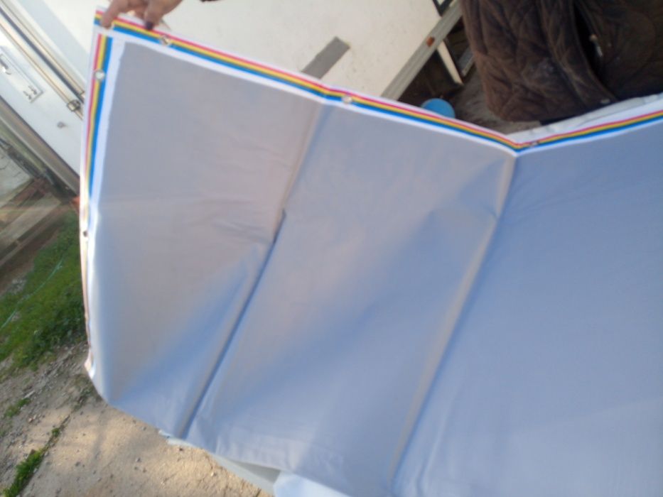 Toldos ou oleados, impermeáveis.