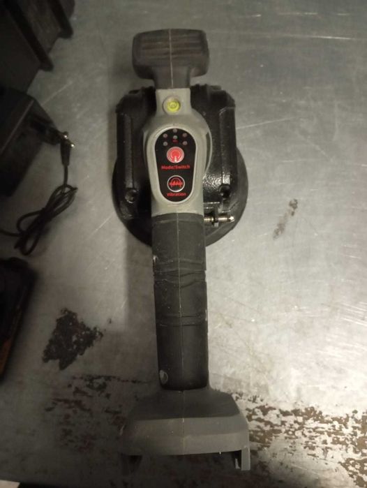 Przyssawka wibrująca do układania płytek