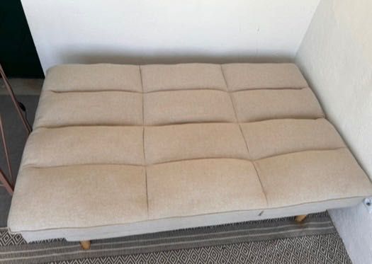 Sofá cama/chaise longue da Sklum, modelo Veka cor creme, em bom estado