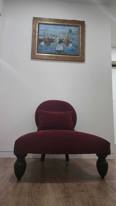 Poltrona estofada em tecido bordeaux