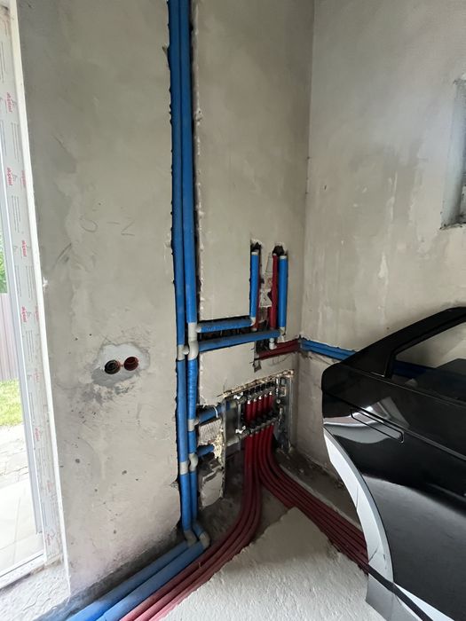 Сучасн.котеж закритою територ.в р-н нових котед. поруч центр.частини.