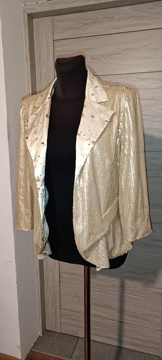 Żakiet narzutka Monnari ze złotymi cekinami. Jedwab