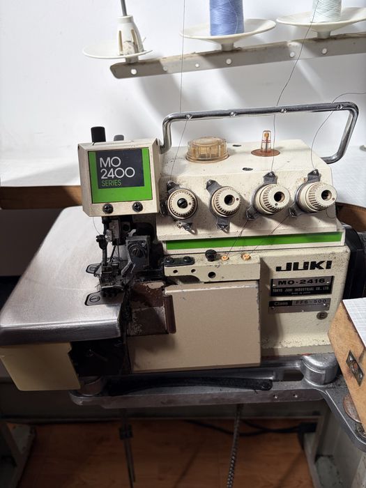 Maquina de costura de corte e coze