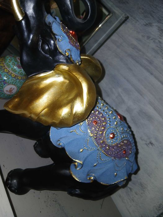 Elefante pintado e grande