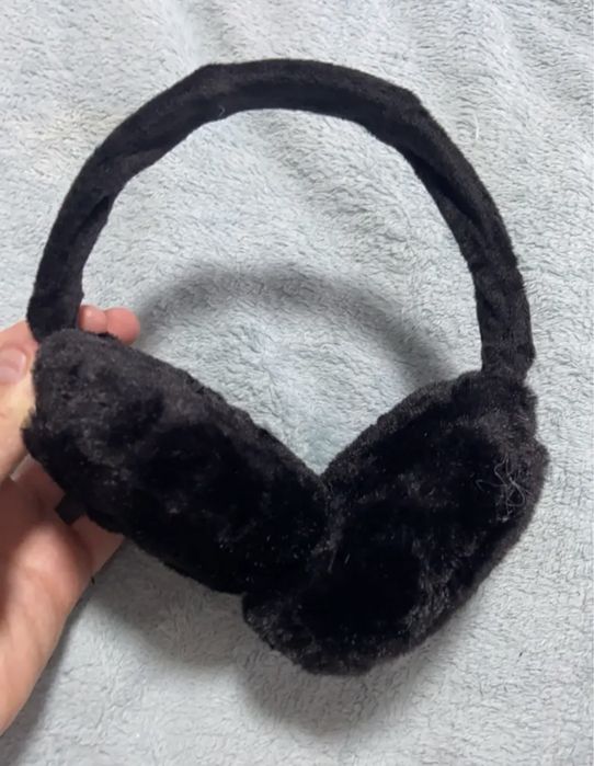 наушники пушистые черного цвета