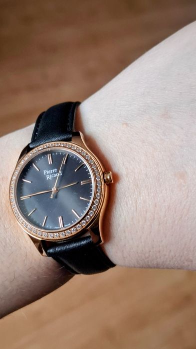 Piękny nowy zegarek z kryształkami