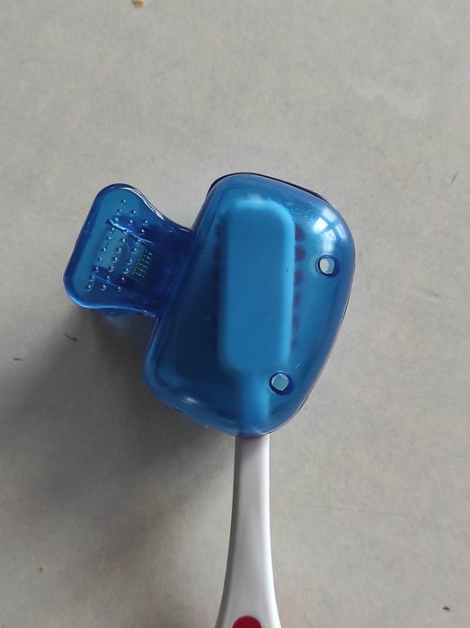 Nowe plastikowe poręczne etui na szczoteczkę do zębów