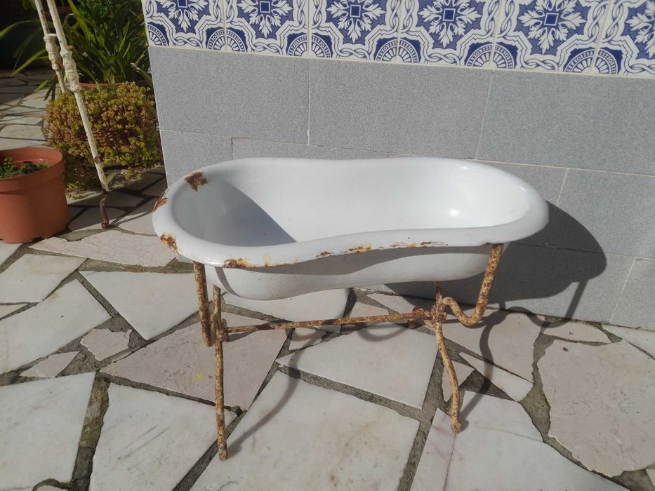 Bidé Antigo em Esmalte com Base de Ferro