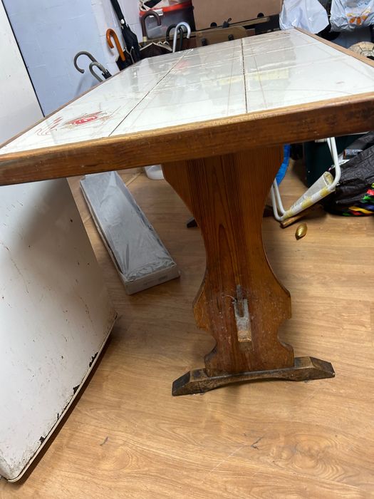 Mesa de cozinha com azulejo