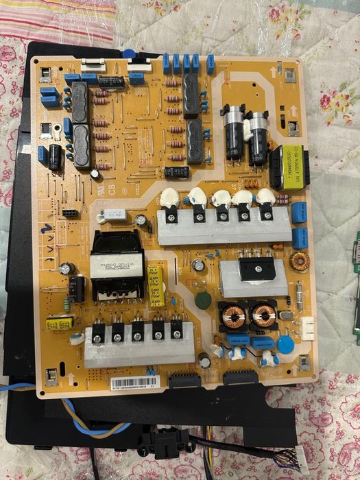 Peças Samsung QE55Q7FAMT 55” – Main Board / Fonte Alimentação / Cabos / Componentes