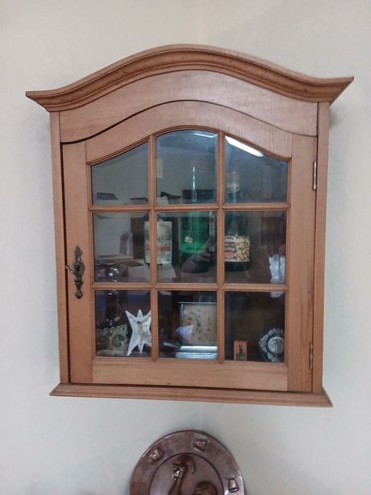Movel de parede em madeira, expositor com Chave