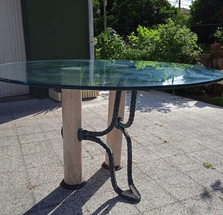 MESA DE VIDRO com colunas de mármore e estrutura de ferro