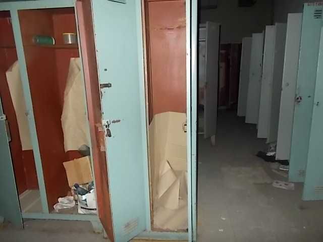 Шафа металева дводверна для робочого одягу.