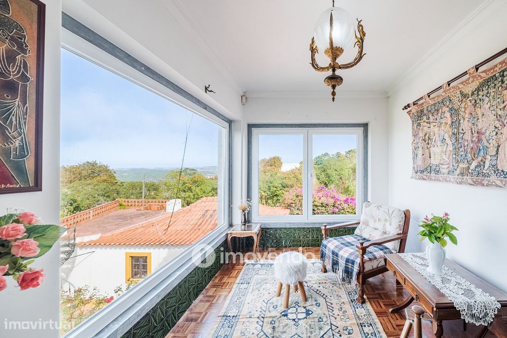 Quinta isolada T3+1 com áreas amplas e terreno de 2022m², em Colares