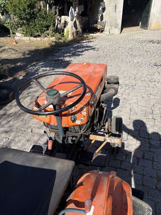 Tractor kubota b7000