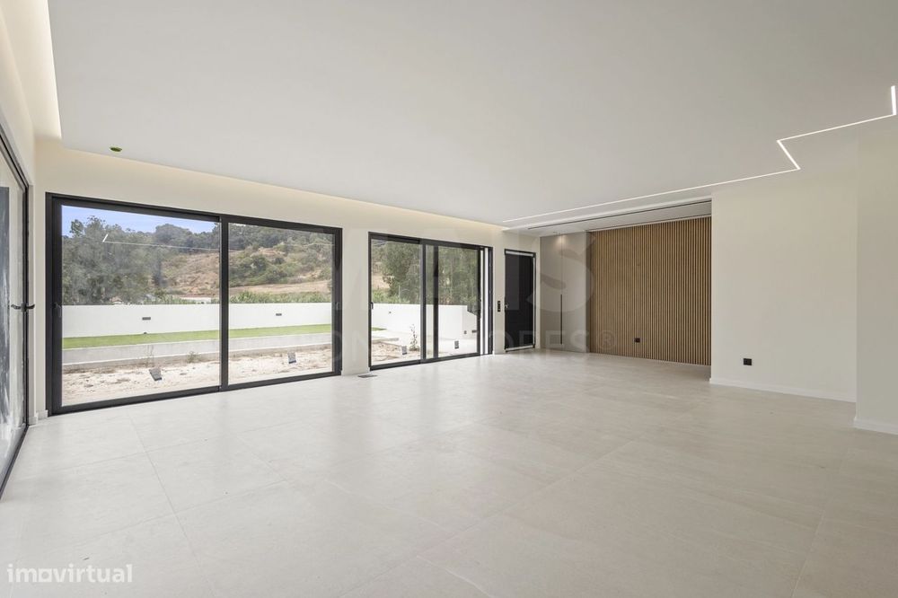 Moradia T3+1 NOVA com piscina em terreno de 2098m2