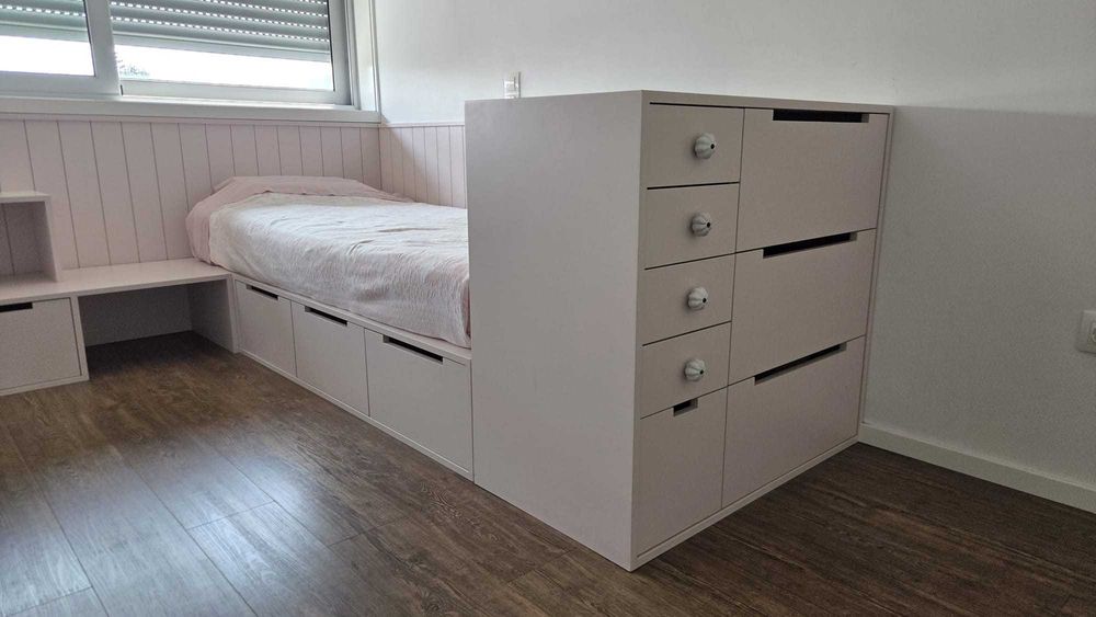 Quarto completo menina, com cama solteiro, em madeira lacada