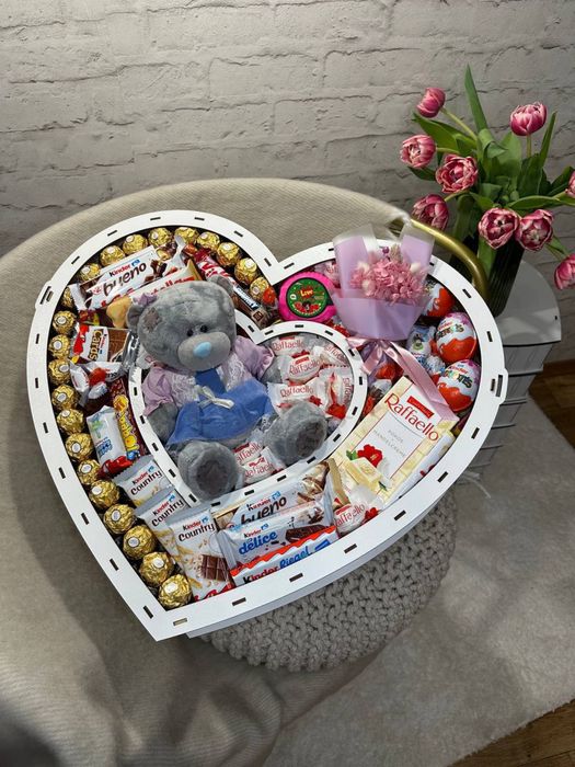 Подарунковий набір бокс шоколадний "Premium" з кіндерами для коханої