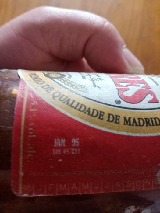 Garrafas antigas cerveja e vinho