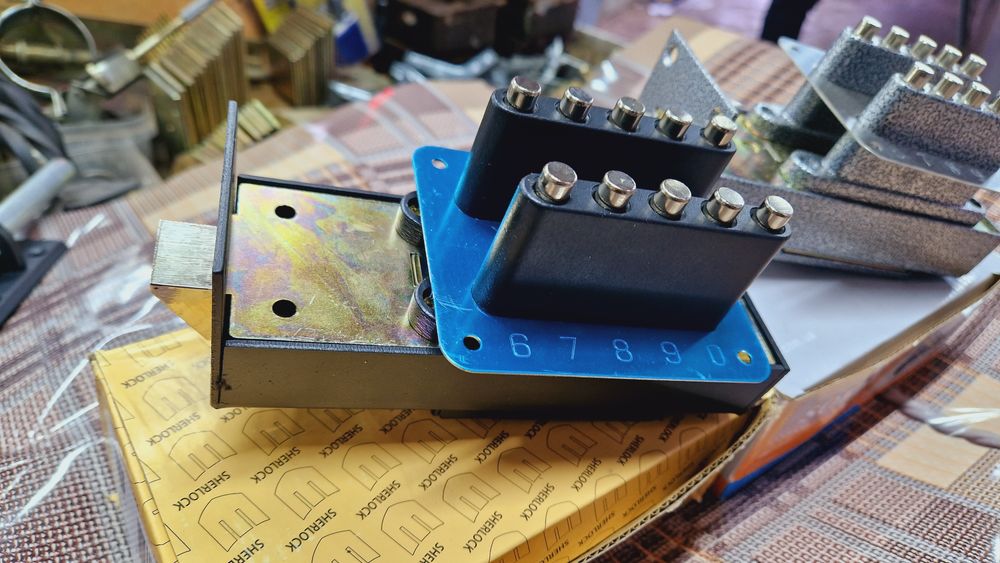 Замок кодовый для подъезда,калитки и тд